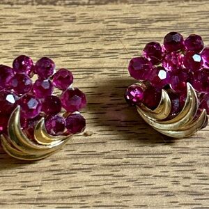 Trifari • Briolette Fuschia •Gold Tone • Purple • Rhinestone Flower • Earrings
